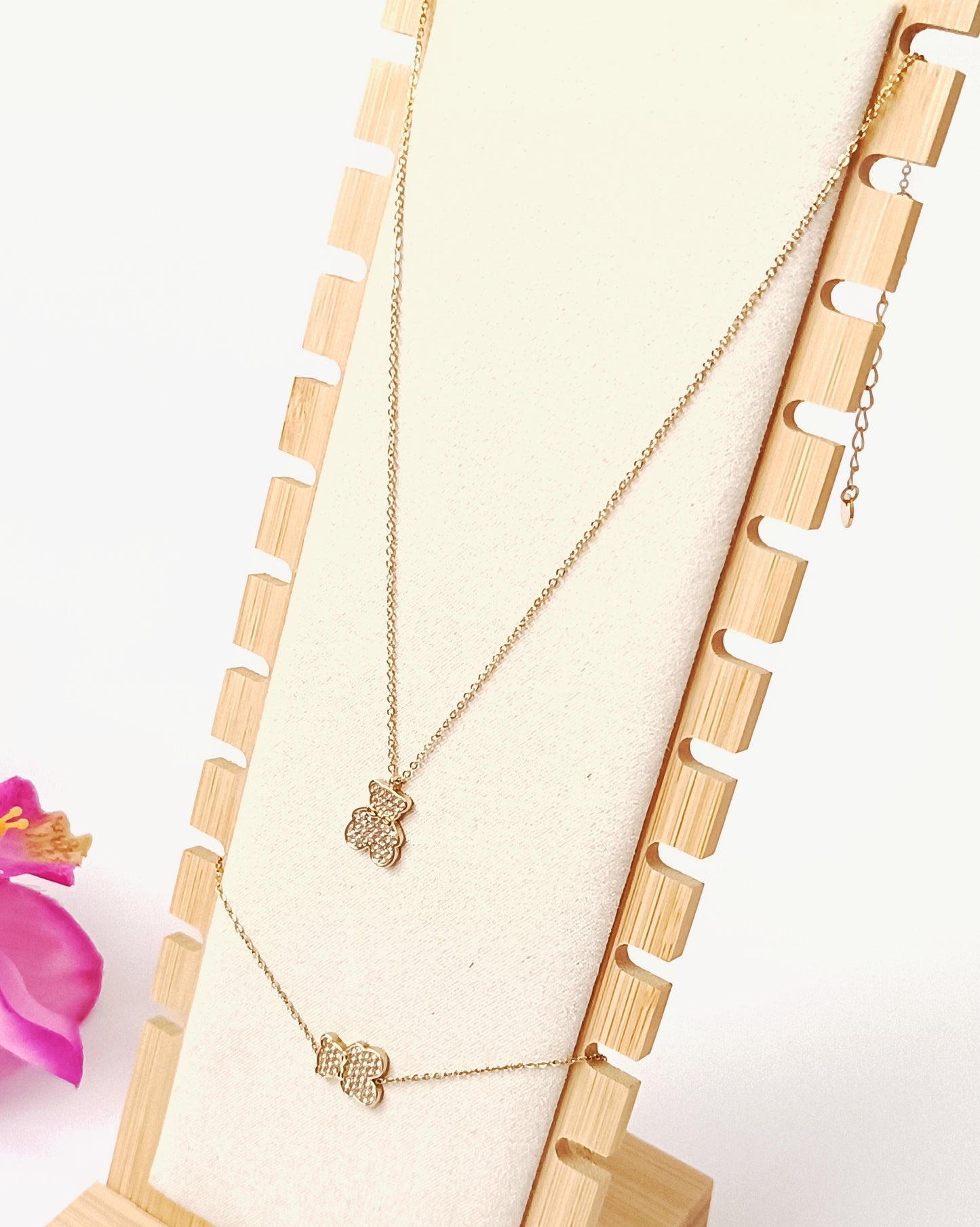 Collar elaborado en acero quirúrgico bañado en oro