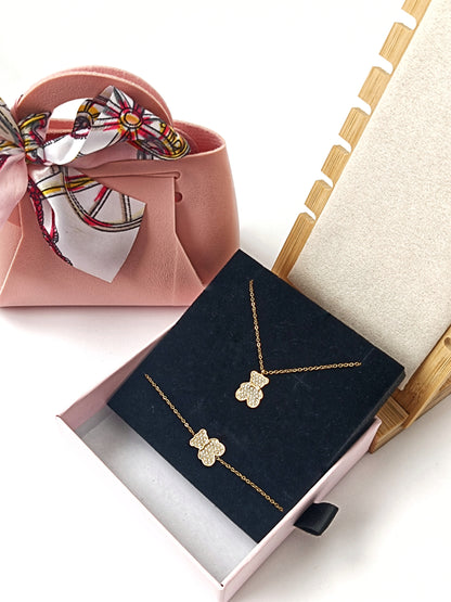 Collar elaborado en acero quirúrgico bañado en oro
