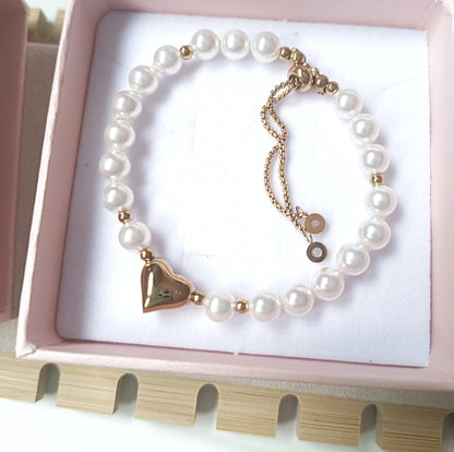Pulsera perlada con charm de Corazón