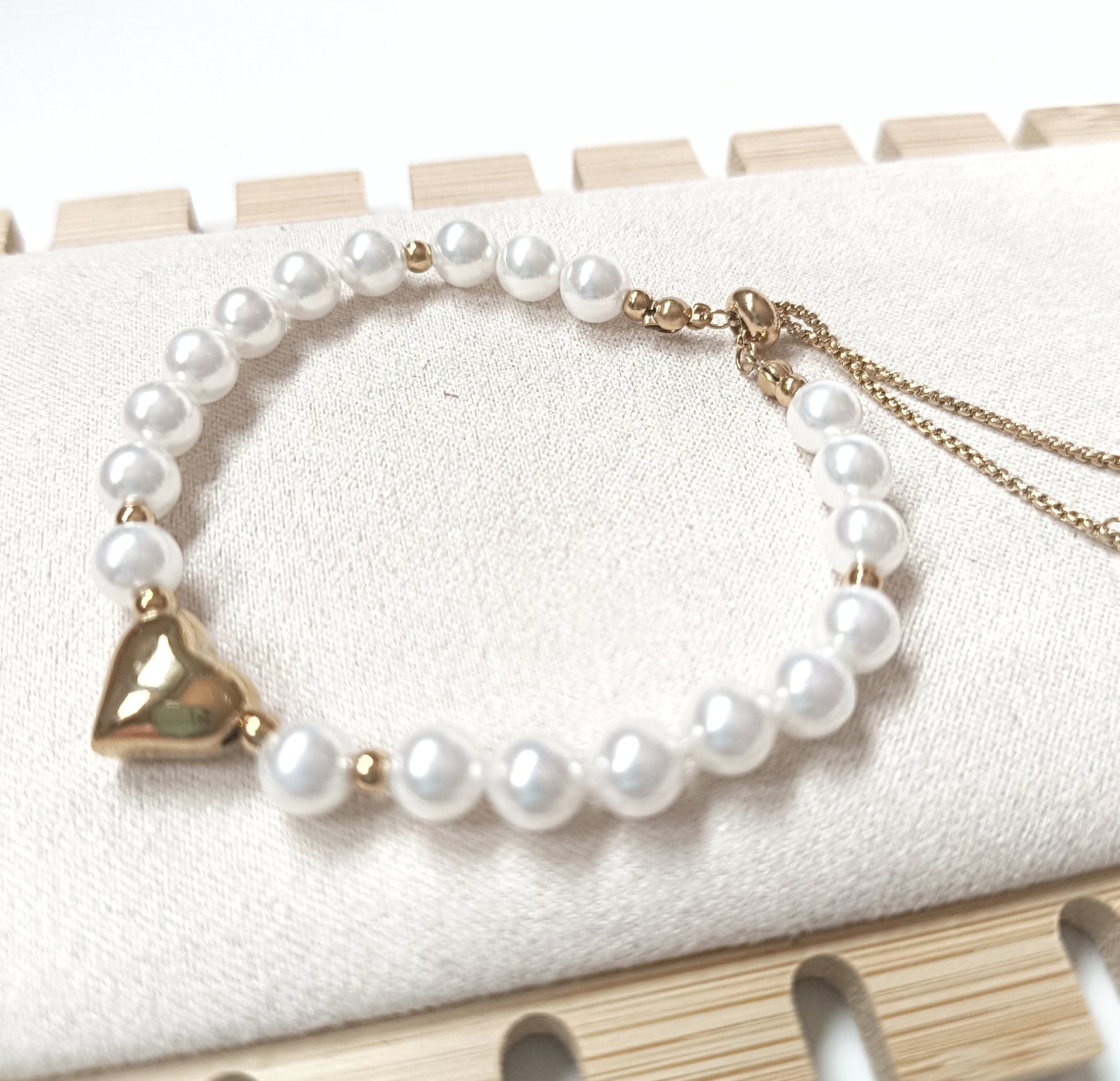 Pulsera perlada con charm de Corazón