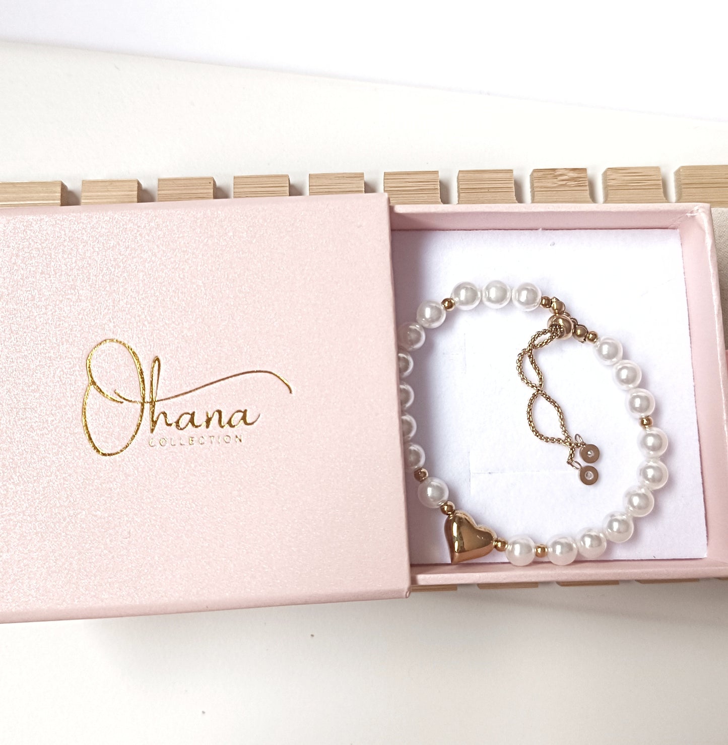 Pulsera perlada con charm de Corazón