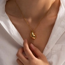 Collar gota bañado en oro