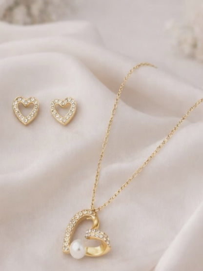 Conjunto Corazón Brillante Ohanna – Colgante y Pendientes Dorados con Cristales y Perla