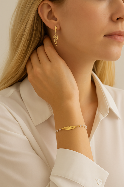 Pulsera Pluma Dorada con Perlas