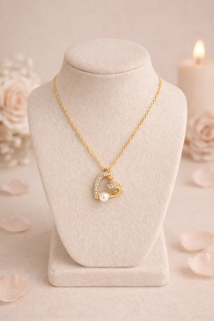 Conjunto Corazón Brillante Ohanna – Colgante y Pendientes Dorados con Cristales y Perla