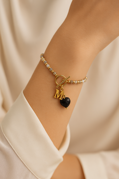 Pulsera de Piedras Naturales con Inicial y Corazón · Ohanna