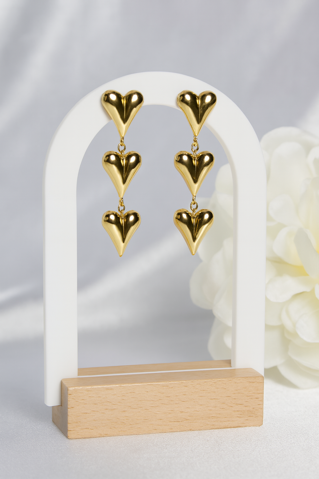 Pendientes Triple Corazón Dorado · Ohanna Collection