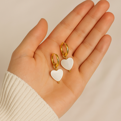 Pendientes Corazón Nácar & Aro Dorado · Elegancia Ohanna