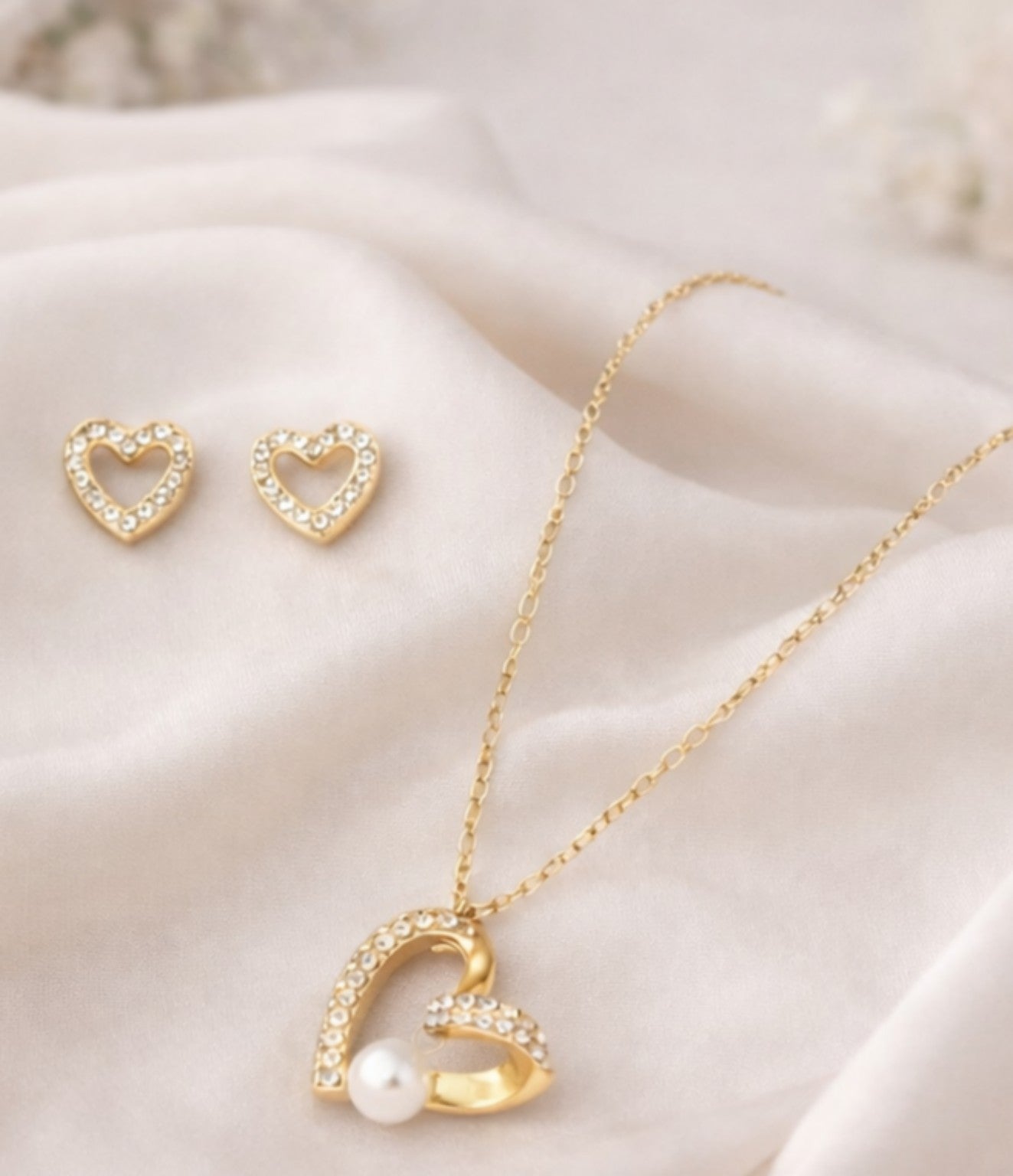 Conjunto Corazón Brillante Ohanna – Colgante y Pendientes Dorados con Cristales y Perla