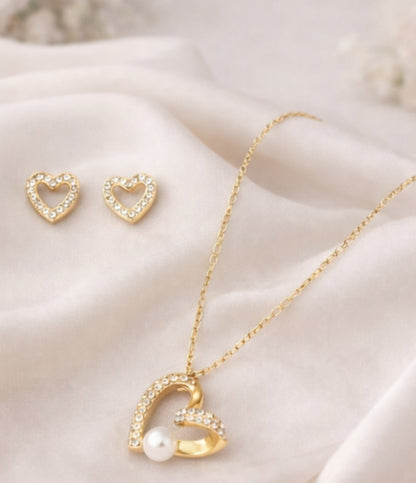 Conjunto Corazón Brillante Ohanna – Colgante y Pendientes Dorados con Cristales y Perla