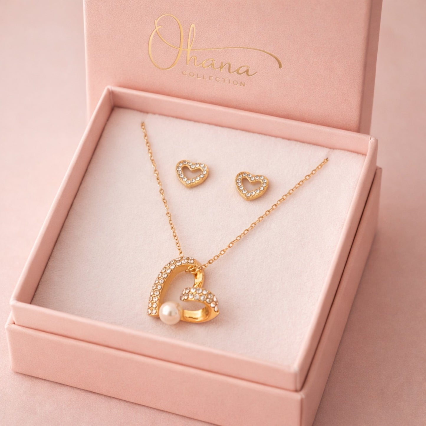 Conjunto Corazón Brillante Ohanna – Colgante y Pendientes Dorados con Cristales y Perla