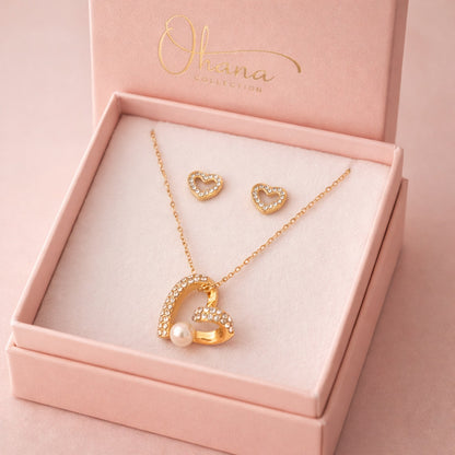Conjunto Corazón Brillante Ohanna – Colgante y Pendientes Dorados con Cristales y Perla