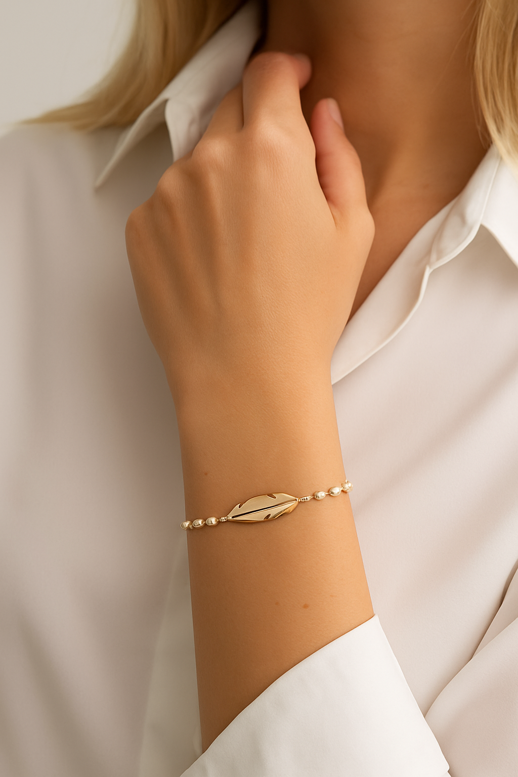 Pulsera Pluma Dorada con Perlas