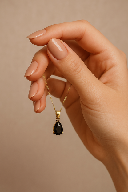 Colgante Gota Negra con Cadena Dorada – Elegancia Atemporal