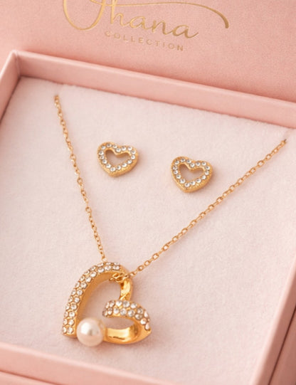 Conjunto Corazón Brillante Ohanna – Colgante y Pendientes Dorados con Cristales y Perla