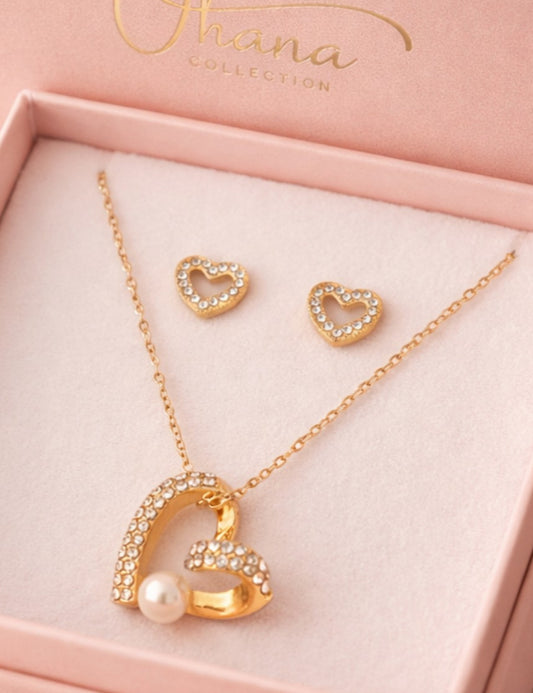 Conjunto Corazón Brillante Ohanna – Colgante y Pendientes Dorados con Cristales y Perla