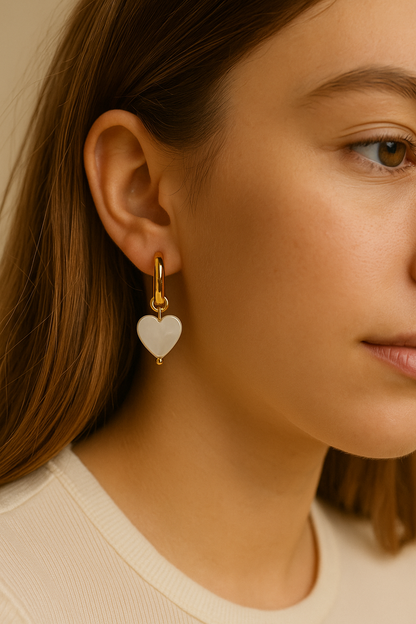 Pendientes Corazón Nácar & Aro Dorado · Elegancia Ohanna