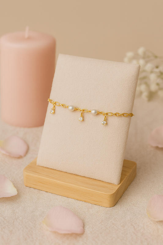 Pulsera perlada bañada en oro de 14 kilatesPulsera Dorada con Perlas y Detalles Brillantes